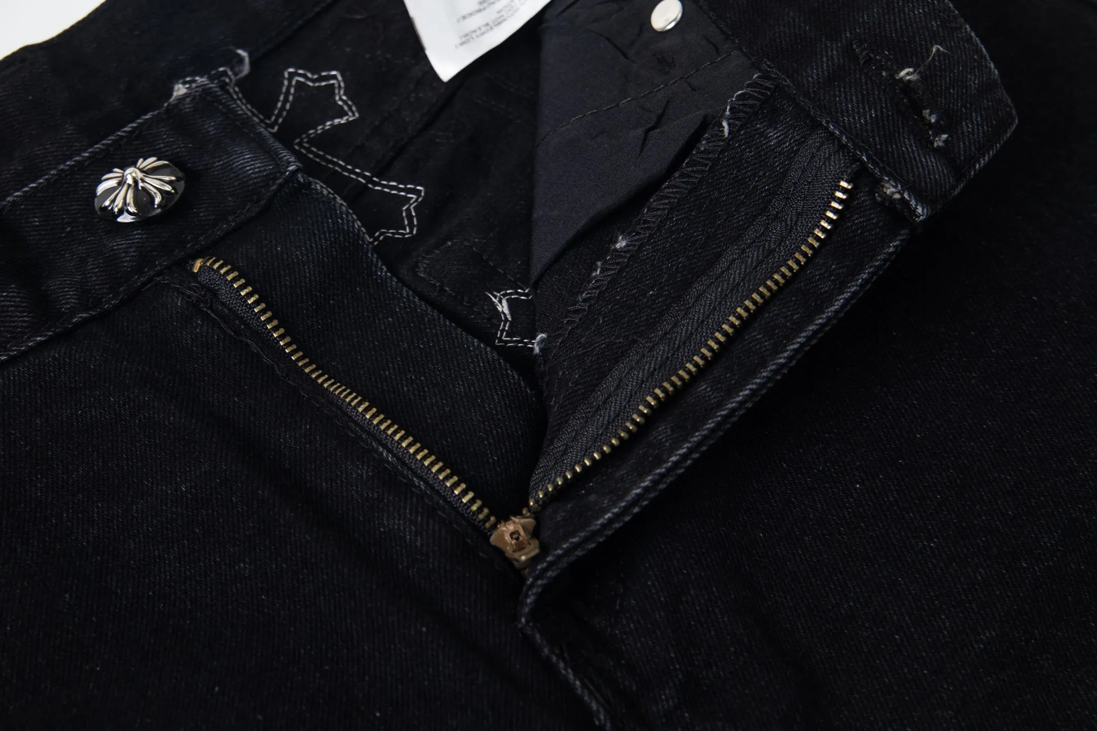 P240 Chrome Hearts Chrome Hearts Black Multi-leather Elements Full of Details Washed Jeans Authentically Restore the Ultimate Vintage Texture Three-Dimensional Fit Loose and Comfortable, Not Slimming Appearing Taller and Thinner Manufacturer Seiko Original Factory Quality Control Same Style for Men and Women Can Be Matched for Couples Versatile Recommendation Must-Have Jeans for All Seasons Fashionistas Have Been Disappointed From the Quality Selection of Fabrics, Cutting of Details, and Matching of Patterns, Everything Is Impeccable! The upper body is so handsome when worn...it can be easily worn by men, women and children! The craftsmanship is made of heavy-duty washed pure cotton denim fabric. After washing, it is soft and thick. It is very stylish when worn on the body. Style number: 1775# Color: black Size: 28 30 32 34 36